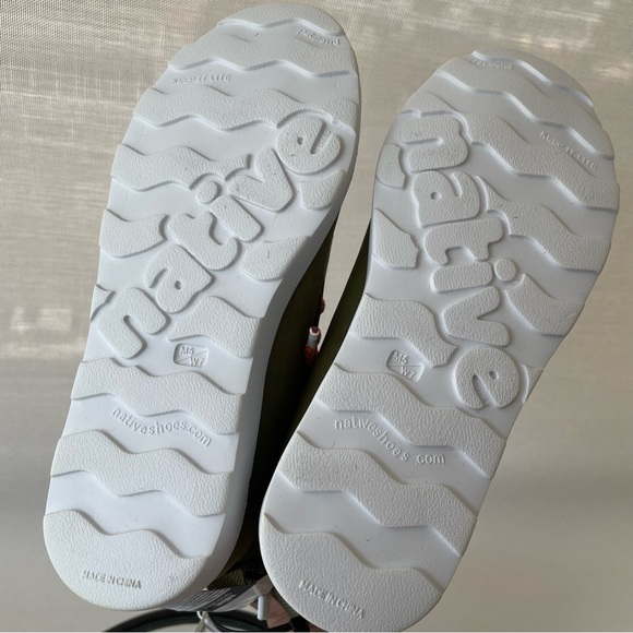 Native Fitzroy sample bootie in great military green colour. Sample size 7 women - Picture 7 of 7